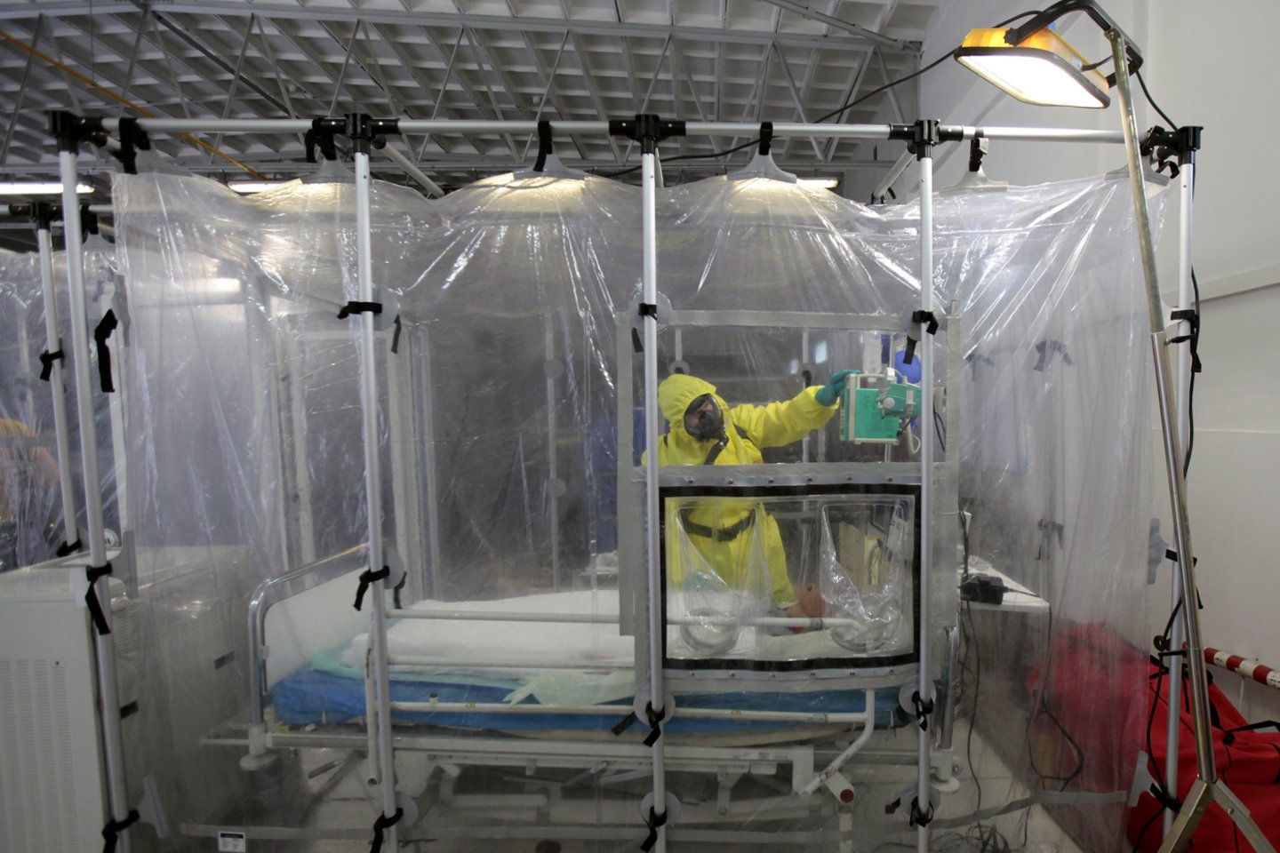 Pasaulyje mirties nuo koronaviruso atvejų skaičius antradienį viršijo 4 tūkst., rodo naujienų agentūros AFP kaupiami duomenys, Kinijai pranešus apie 17 naujų mirties atvejų.<br>Reuters/Scanpix nuotr.