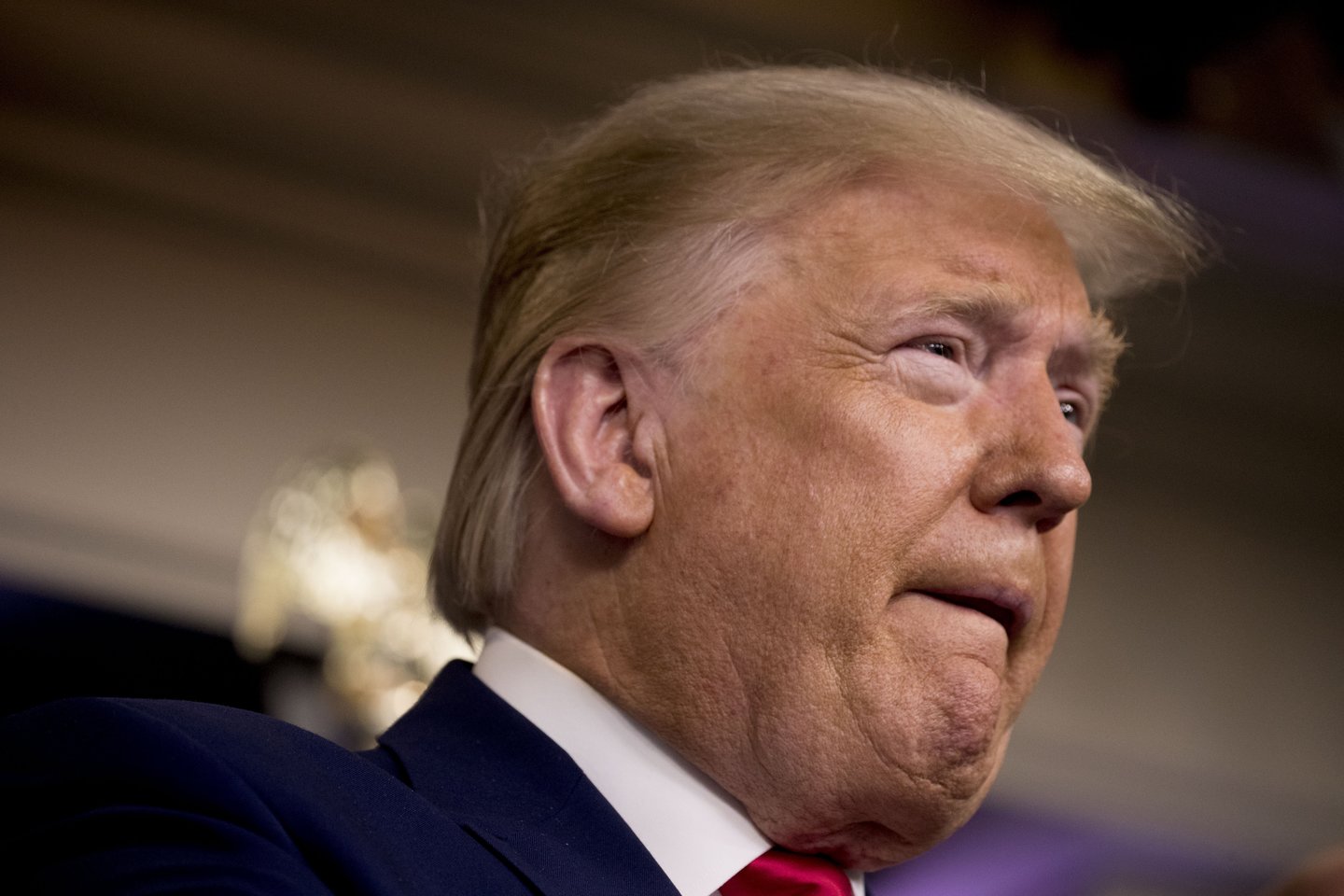 Jungtinėse Valstijose pirmadienį augo nerimas dėl naujojo koronaviruso, smukus JAV akcijų kursui ir iškilus tikimybei, kad pats prezidentas Donaldas Trumpas galėjo būti paveiktas viruso per kontaktus su dviem respublikonų įstatymų leidėjais. <br>AP/Scanpix nuotr.