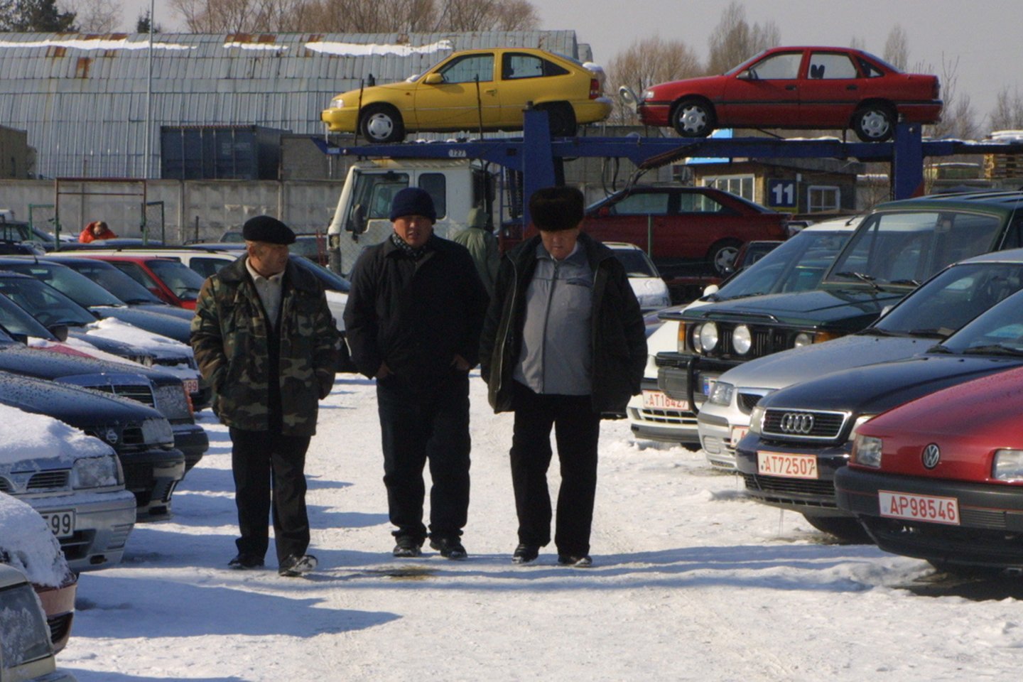  Kazachai ir kirgizai Kauno automobilių turguje, 2006 m.<br>M.Patašiaus nuotr.