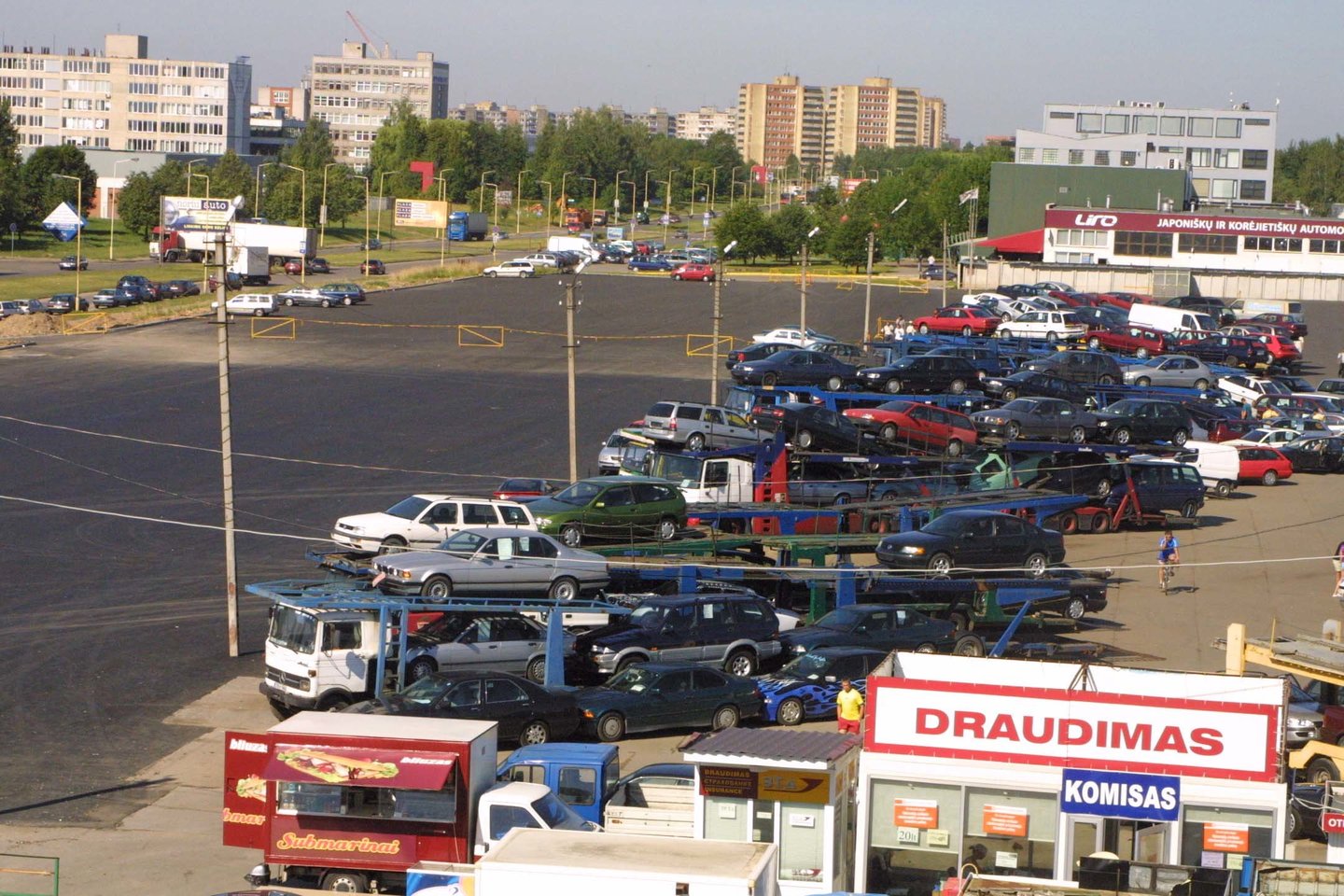  Kauno automobilių turgus, 2006 m.<br>M.Patašiaus nuotr.