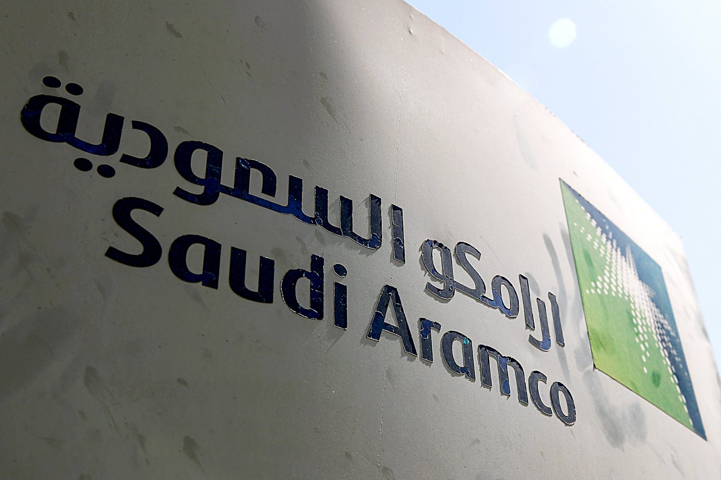 Saudo Arabijos valstybinio koncerno „Saudi Aramco“ sprendimas toliau tęsti gavybą ir piginti naftą smarkiai patraukė žemyn jos kainas, o įkandin nugarmėjo ir daugelio pasaulio biržų indeksai.<br>„Scanpix“ nuotr.
