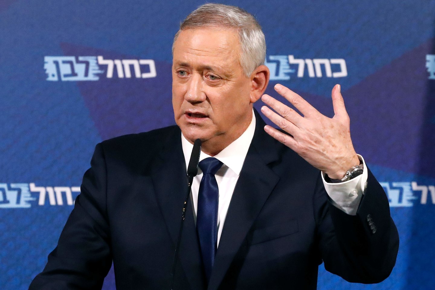 60 metų Benny Gantzas negali jaustis ramus. Pagrindinis ministro pirmininko B.Netanyahu konkurentas atsidūrė didžiuliame pavojuje, kai net kelis kartus sulaukė grasinimų mirtimi. <br>AFP/Scanpix nuotr.