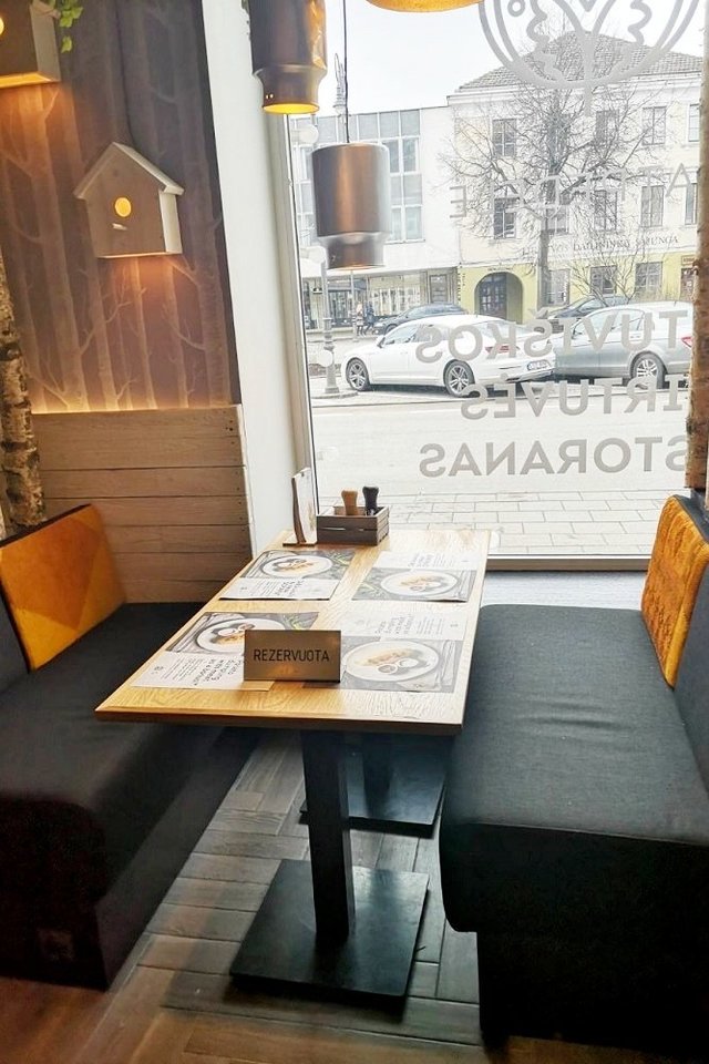 Kas antras staliukas kavinėse – rezervuotas. Taip didinamas atstumas tarp lankytojų.<br> Organizatorių nuotr.