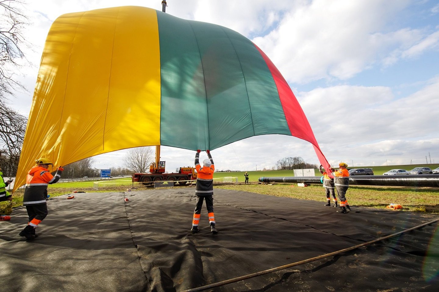 300 kvadratinių metrų dydžio Lietuvos valstybinė vėliava suplevėsavo už Elektrėnų, šalia tiesiamo naujojo tarptautinio dujotiekio.<br>Organizatorių nuotr.