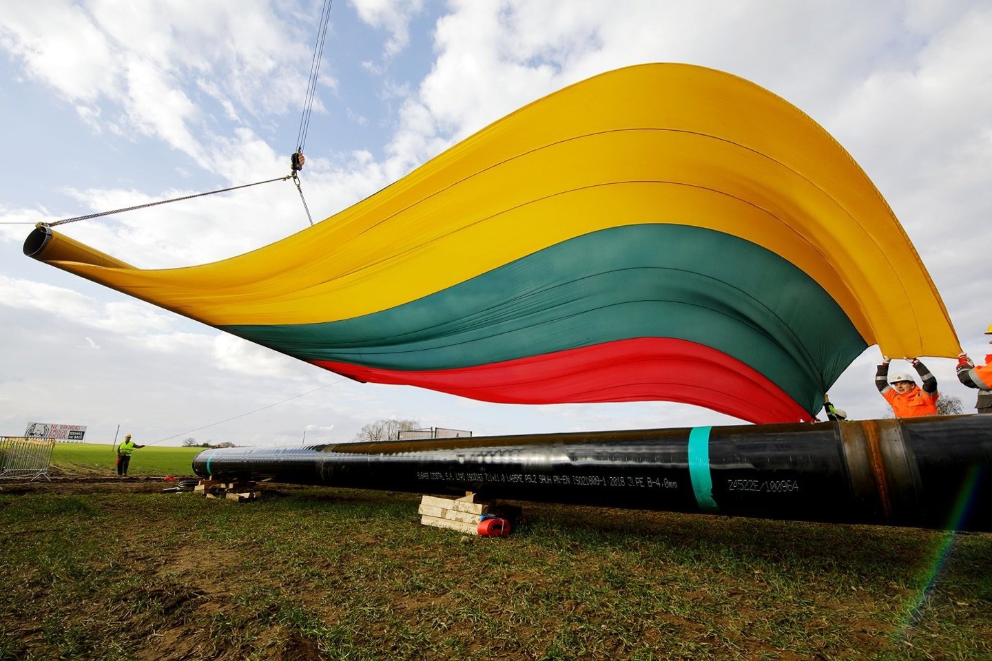 300 kvadratinių metrų dydžio Lietuvos valstybinė vėliava suplevėsavo už Elektrėnų, šalia tiesiamo naujojo tarptautinio dujotiekio.<br>Organizatorių nuotr.