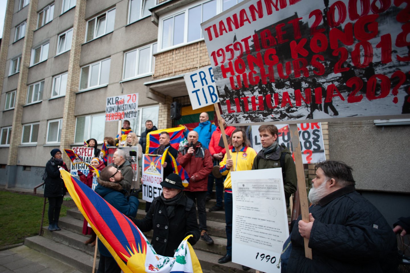  Lietuvoje prie Kinijos ambasados kelios dešimtys žmonių reiškė solidarumą Tibetui.<br> Organizatorių nuotr.