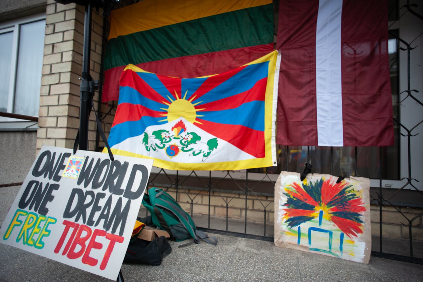  Lietuvoje prie Kinijos ambasados kelios dešimtys žmonių reiškė solidarumą Tibetui.<br> Organizatorių nuotr.