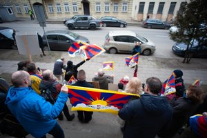 Lietuvoje prie Kinijos ambasados kelios dešimtys žmonių reiškė solidarumą Tibetui