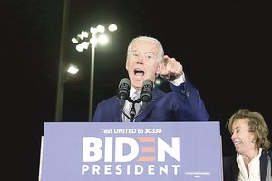 J. Bidenas B. Sandersui: „Drauge įveiksime Donaldą Trumpą“