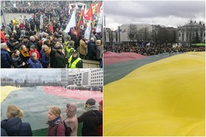 Koronavirusas kauniečių neįbaugino – aikštė pilna, išskleista milžiniško dydžio trispalvė