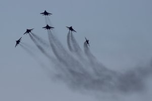 Pakistane per pasiruošimą pasirodymui sudužo karinių pajėgų naikintuvas