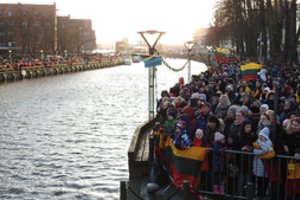 Klaipėdiečiai trispalvėmis nusagstė Danės krantus ir linksminosi ant Biržos tilto