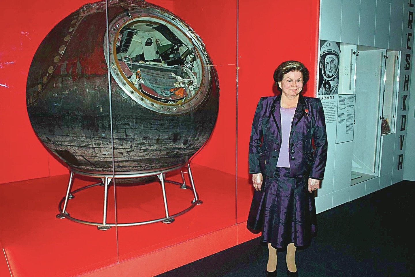 V.Tereškova greičiausiai bus žinoma ne tik kaip pirmoji moteris kosmonautė, bet ir kaip deputatė, padėjusi Rusijos prezidentui V.Putinui likti valdžioje amžinai.<br>„RIA Novosti“/„Scanpix“ nuotr.