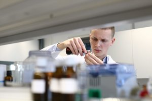 Aštuoniolikametis lietuvis kuria priemonę medienos išsaugojimui – ir skina apdovanojimus