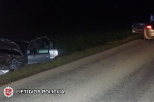 Avarija Šakių r.: moteris partrenkė du greta kelio stovėjusius vyrus, vienam jų nutraukta koja