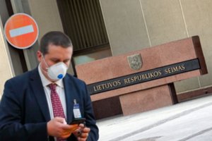 Aidint siūlymams uždrausti masinius renginius ir Seimo darbą – S. Malinausko kritika