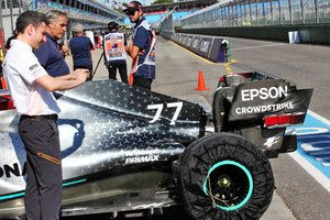 Koronavirusu užsikrėtus vienam iš „McLaren“ narių, komanda traukiasi iš „Formulės 1“