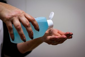 Dezinfekciniu rankų skysčiu parduotuvėse bus prekiaujama jau šią savaitę