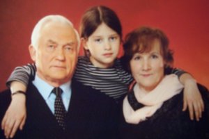 Į garsaus senelio laidotuves nespėjusi anūkė su kaupu tesėjo močiutei duotą pažadą