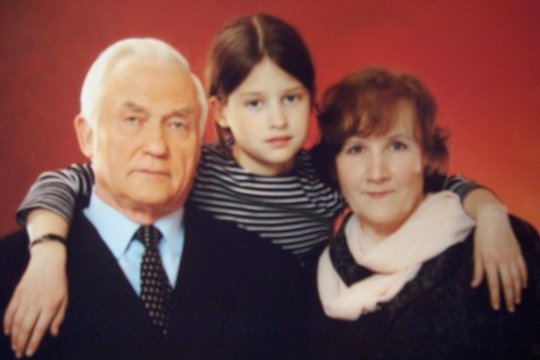 Į garsaus senelio laidotuves nespėjusi anūkė su kaupu tesėjo močiutei duotą pažadą