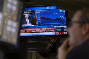 JAV akcijų indeksai po antrą kartą šią savaitę trumpam sustabdytos prekybos toliau krenta