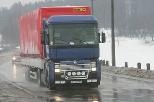 Vilkikų vairuotojai dar išvengia karantino, bet neslepia – pandemija prekybą jau lėtina  