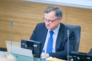 Iš Prancūzijos grįžęs E. Vareikis nepaisydamas rekomendacijų dalyvauja Seimo darbe