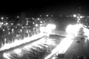 Uraganinis vėjas pajūryje varto medžius, Klaipėdoje tvinsta gatvės