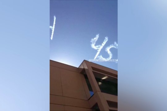 Siaučiant panikai dėl koronaviruso, danguje pasirodė žinutė – ragina to nepamiršti