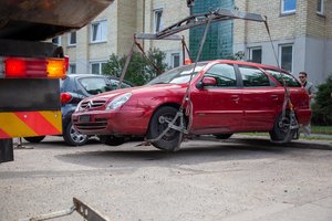 Kova su kieme riogsančiais nenaudojamais automobiliais: kaip juos iškrapštyti