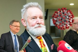 Sujudimas Seime: iš Prancūzijos grįžęs E. Vareikis privertė karantinuotis A. Sysą