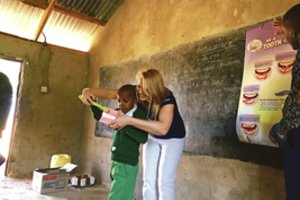 Odontologę savanorystė nuvedė į skurdų Afrikos kaimą: netrūko baimės ir ašarų