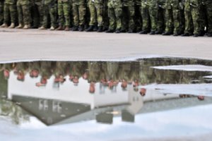 Dėl koronaviruso grėsmės kariuomenė šauktinių namo savaitgaliui neišleis