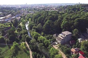 Už patiklių žmonių pinigus ant Vilnios kranto iškėlė penkiaaukštį mūrą ir tada pirkėjais atsikratė