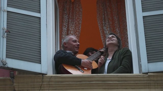 Koronaviruso apriboti italai rado būdą pasilinksminti: su kaimynais traukia dainas