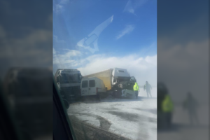 Pasvalio r. kelyje „Via Baltica“ – dviejų sunkvežimių ir mikroautobuso susidūrimas