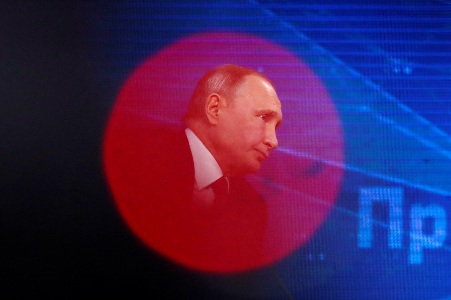 Rusijos prezidentas Vladimiras Putinas šeštadienį pasirašė įstatymą dėl Konstitucijos pataisų.<br>Reuters/Scanpix nuotr.
