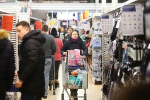 Prekybininkai nespėja krauti prekių į lentynas – prašo pirkėjų supratingumo