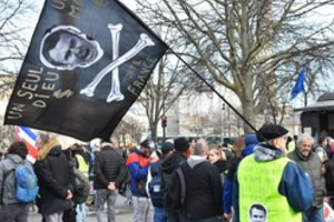 Paryžiuje į gatves išėjo draudimo būriuotis nepaisę „geltonųjų liemenių“ protestuotojai
