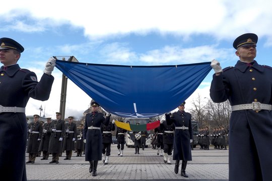 NATO vėliava.<br>V.Ščiavinsko nuotr.