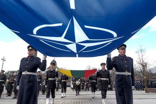 NATO vėliava<br>V.Ščiavinsko nuotr.