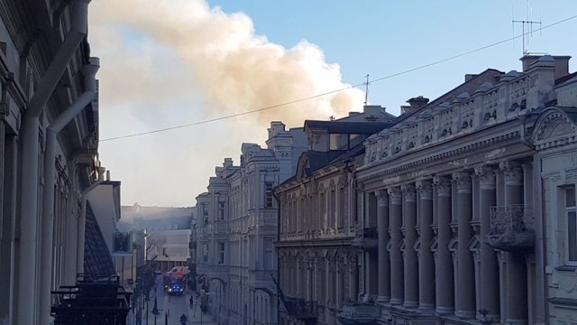 Sujudimas sostinės centre – virš vienos pagrindinių miesto gatvių pasirodė dūmų stulpai