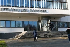 Santaros klinikos: nauji koronaviruso atvejai nustatyti jaunai merginai ir vyrui, abu keliavo Europoje