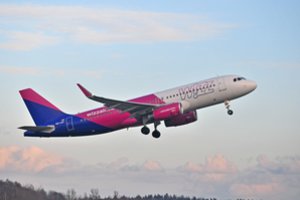 „Wizz Air“ nuo antradienio stabdo skrydžius Lietuvoje