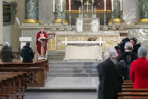 Dėl koronaviruso grėsmės sekmadienio mišios Lietuvoje vyko pustuštėse bažnyčiose