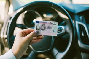 Per karantiną baigusius galioti vairuotojo pažymėjimus „Regitra“ kviečia vežiotis su savimi