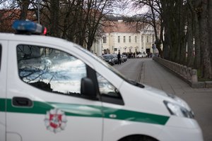 Kaune koronaviruso įtarimai baigėsi gaudynėmis: policija užblokavo kelią į uošvės laidotuves vykusiam vyrui