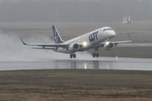 Lenkija dėl koronaviruso stabdo visus vidaus skrydžius