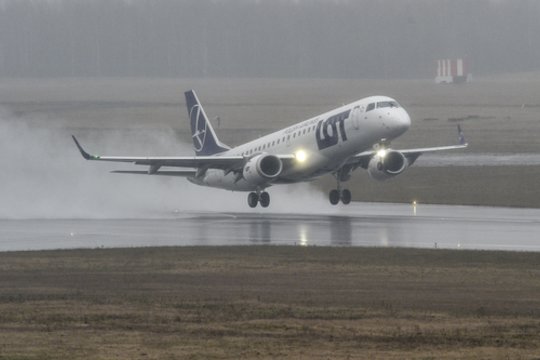 Lenkija dėl koronaviruso stabdo visus vidaus skrydžius