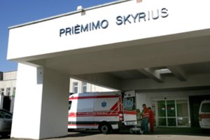 Koronaviruso simptomus su dviem dukromis atitinkančią mamą pribloškė vienas medikų nurodymas